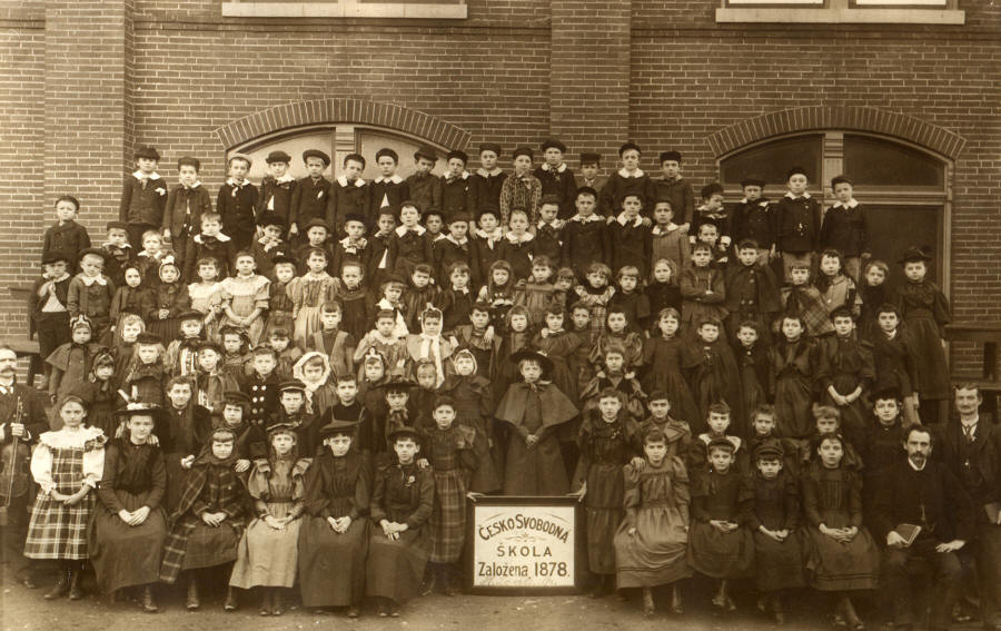 Obr. 14 Žáci České svobodné školy v St. Louis, Missouri. Foto 90. léta 19. století