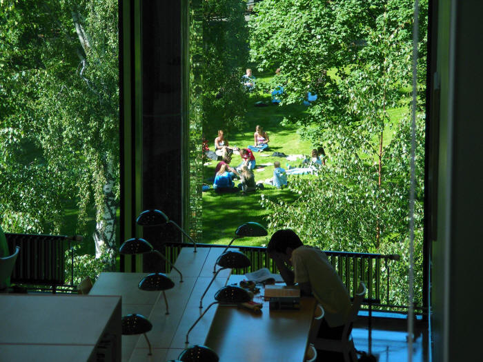 Interiér knihovny Univerzity v Oslo + propojení s parkem