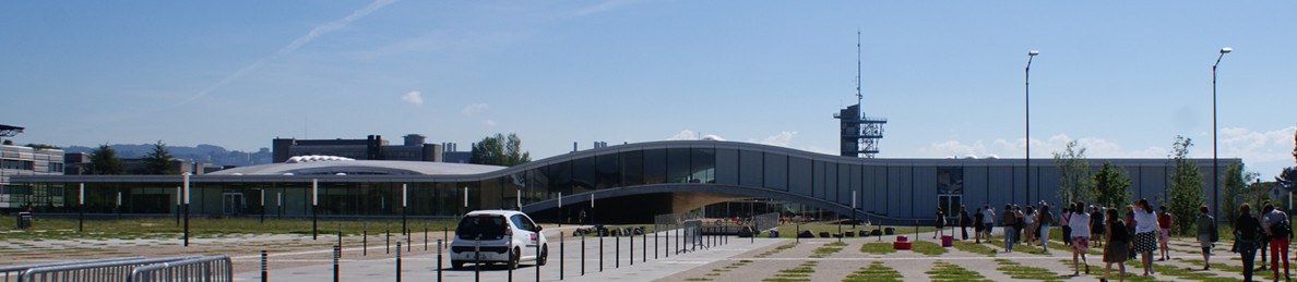 Obr. 1 Pohled na Výukové centrum Rolex z východní strany kampusu (foto: archiv autorky)