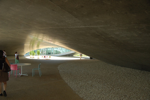 Obr. 4 Zvlněné podlaží budovy tvořené rozsáhlou betonovou skořepinou (foto: archiv autorky) 1