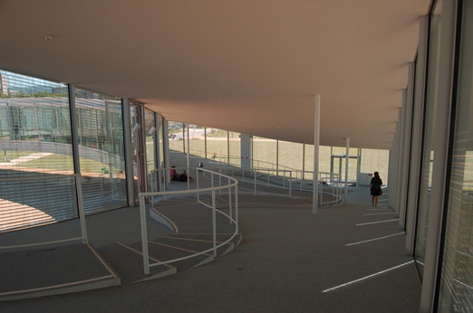 Obr. 5 Meandrující prostory, svažující se plošiny a rampy vedou celou stavbou Výukového centra Rolex (foto: archiv autorky)