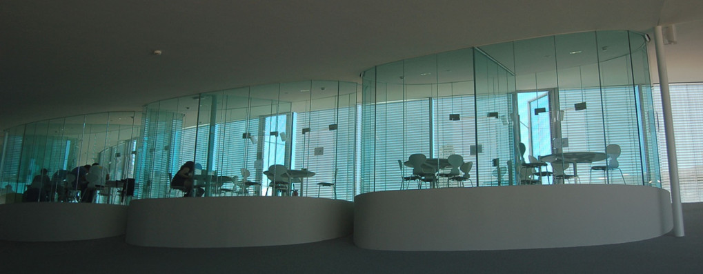 Obr. 8 Uzavřené skleněné prostory, zvané bubbles, určené menším skupinám studentů (foto: archiv autorky)