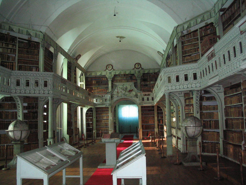 Obr. 3 Historický sál pobočky Batthyaneum v sedmihradském městě Alba Iulia (foto Luminiţa Gruia, NK Rumunska)