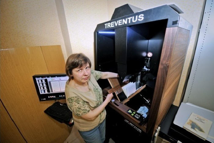 Obr. 11 - Knižní skener Treventus je řešením pro projekty masové digitalizace. Nákup tohoto skeneru byl umožněn na základě podpory Evropského regionálního rozvojového fondu