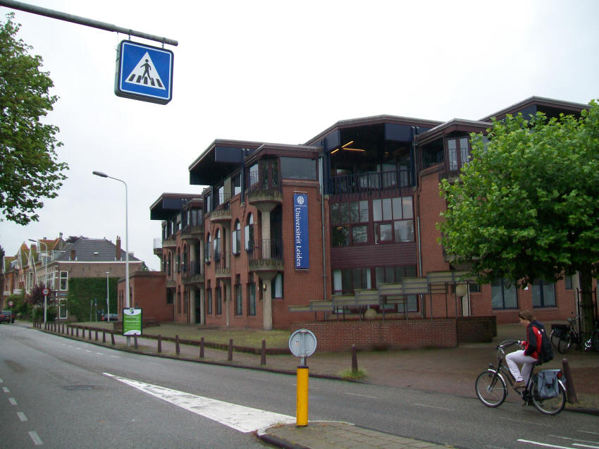 Obr. 1  Budova univerzitní knihovny v Leidenu (archiv autorky)