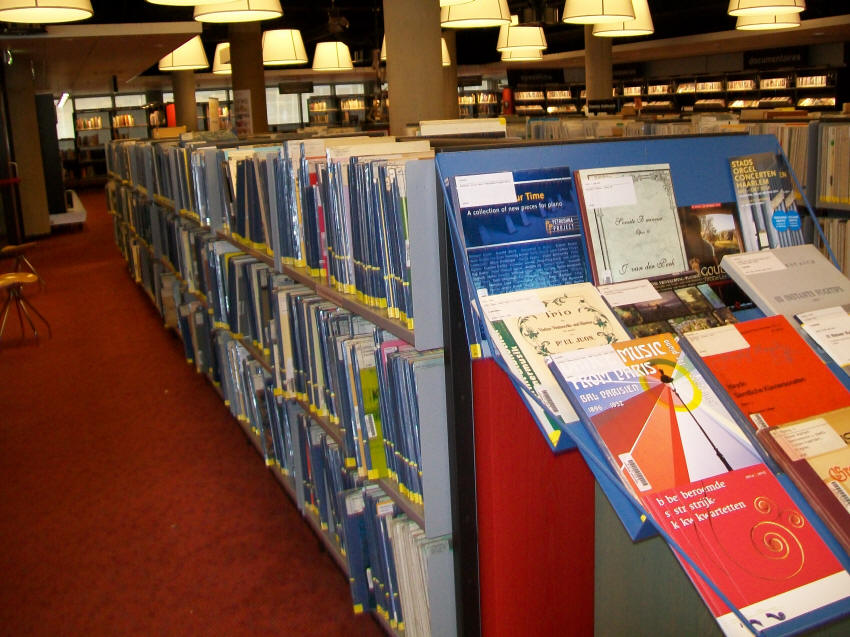 Obr. 20 Interiéry knihovny v Rotterdamu (archiv autorky)