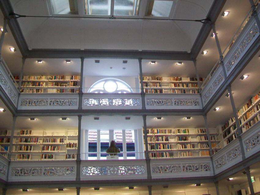 Obr. 32 Interiéry univerzitní knihovna (archiv autorky)