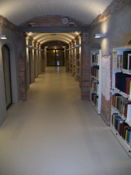 Obr. 37 Interiéry univerzitní knihovna (archiv autorky)
