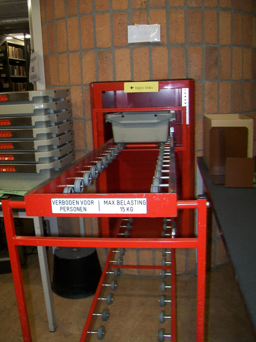 Obr. 8 Automat na třídění knihy (archiv autorky)