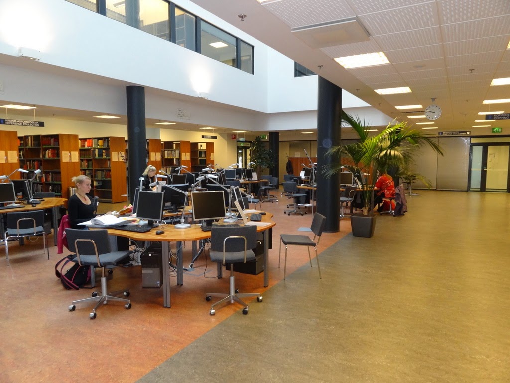Obr. 4 Hlavní knihovna, stoly pro práci studentů
