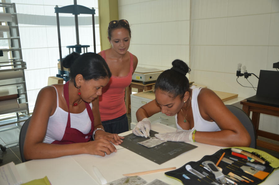 Obr. 6 Výuka kubánských restaurátorů – čištění stříbroželatinových fotografií (foto archiv autorů)