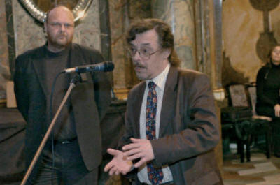 Vlastimil Jeek a vedouc oddlen rukopis a starch tisk Zdenk Uhl na tiskov konferenci, kde pedstavili latinsk zlomek Dalimilovy kroniky.