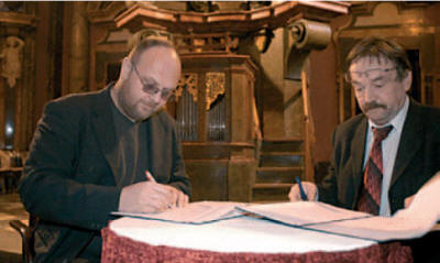 Vlastimil Jeek a generln editel eskho rozhlasu Vclav Kask podepsali 19. ledna smlouvu o spoluprci mezi institucemi, v jejich ele stoj.