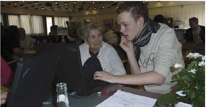 Rasmus Holm pomáhá Olze Wangel sepsat e-mail pro vnuka 