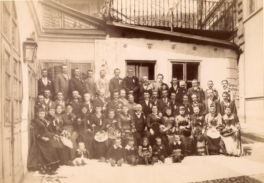 Obr. 9 Češi z Ameriky na dvoře domu U Halánků při příležitosti návštěvy na Zemské jubilejní výstavě v Praze v r. 1891