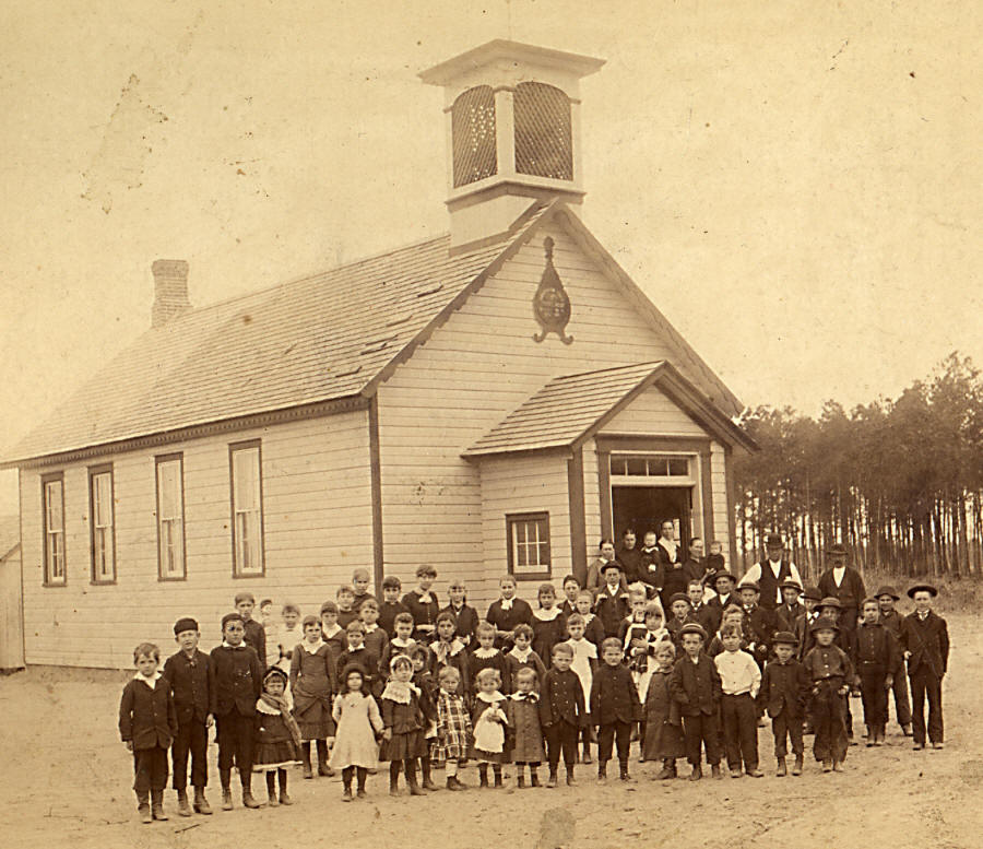 Obr. 15 Žáci se svými učitelkami před budovou české školy v Bohemii. New York. Foto 70. léta 19. století