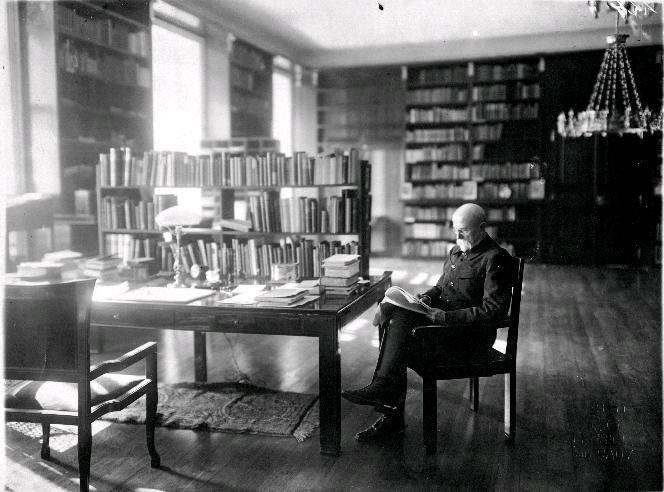 Obr. 1 T. G. Masaryk ve své knihovně na Hradě, 15. února 1920 (Archiv Ústavu T. G. Masaryka v péči Masarykova ústavu a Archivu AV ČR, v. v .i., fond TGM, inv. č. od. 11b/5)