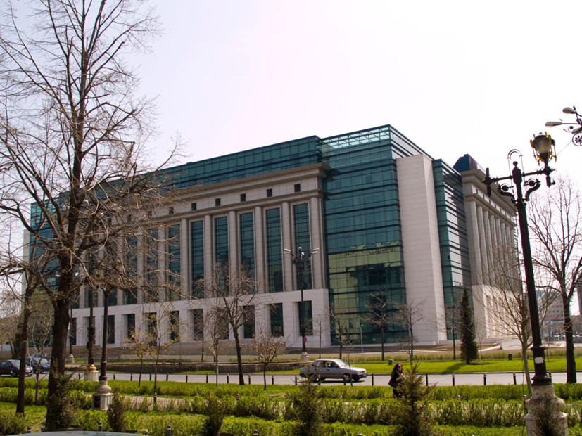 Obr. 1 Nová (přestavěná) budova Národní knihovny Rumunska na bulváru Unirii (Bulevardul Unirii – foto Luminiţa Gruia, NK Rumunska)