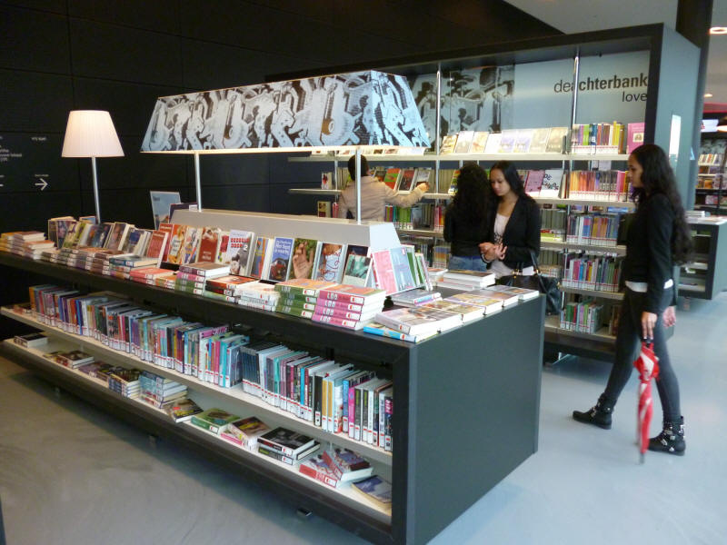 Obr. 6 b Prodejní koncept v praxi: volný výběr dívčí literatury v Městské knihovně v Almere 