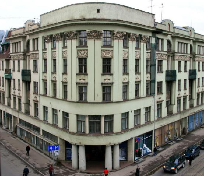 Obr. 2 - Hlavní budova na adrese Kr. Barona iela 14, od r. 1956