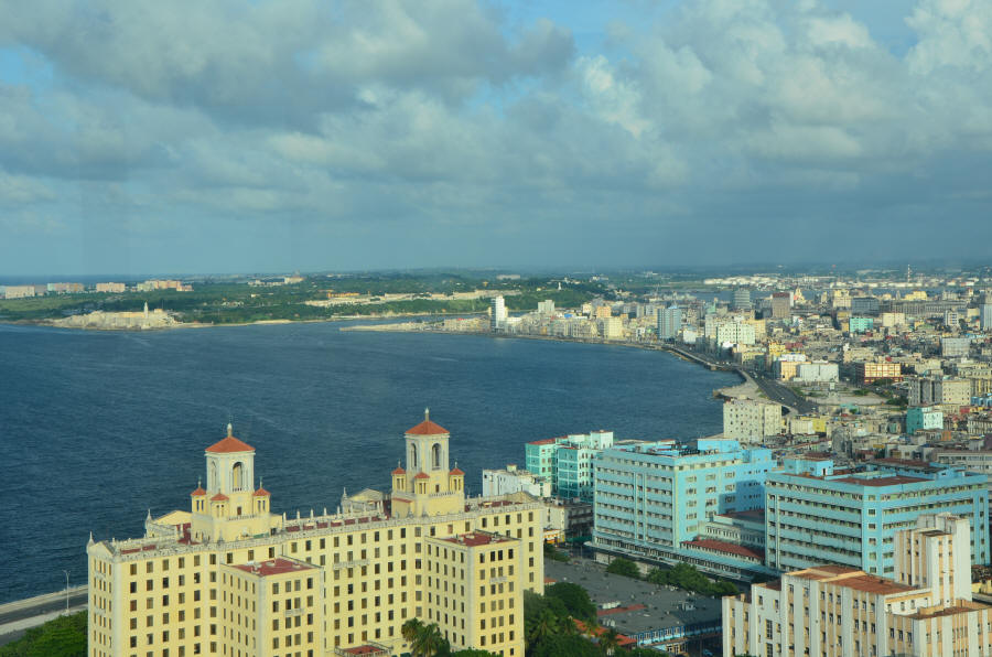 Obr. 1 Pohled na město Havana a hotel Nacional v popředí s přímořskou promenádou Malecón z věže Fox (foto archiv autorů) 